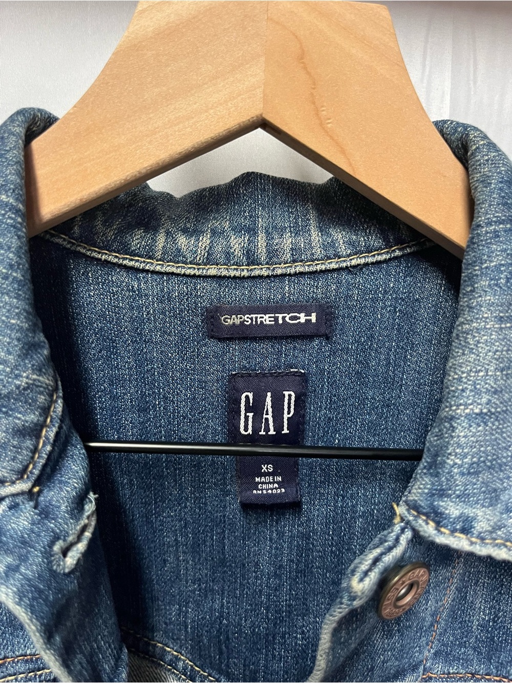GAP Medium Blue Denim Jean Jacket (399) - Picture 4 of 14
